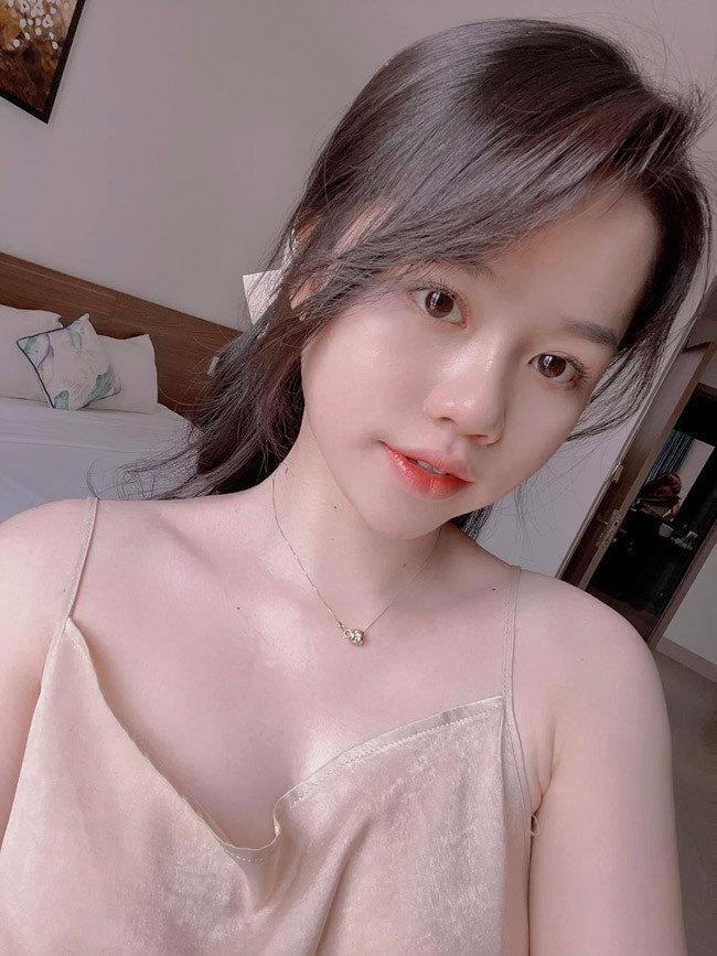 Huỳnh Anh sở hữu gương mặt khả ái và làn da trắng bật tông.