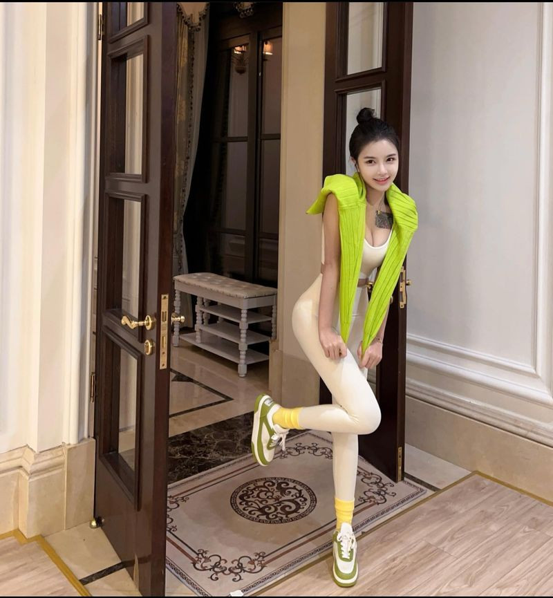 Xia Yuan xăm chủ yếu về một bên trải dài từ vai, xương ức đến chân.