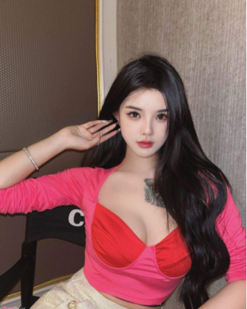 Họ vẫn tự tin thể hiện cá tính khi thoải mái xăm hình và công khai chúng.