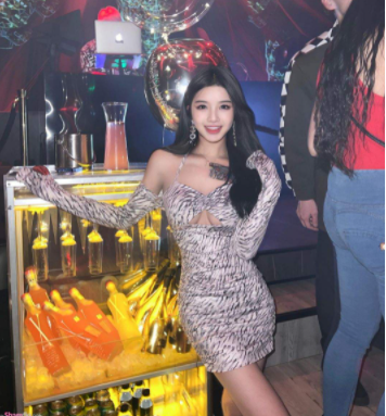 Tuy nhiên, hiện nay các cô gái trẻ Xia Yuan không còn quá e dè với việc xăm hình.