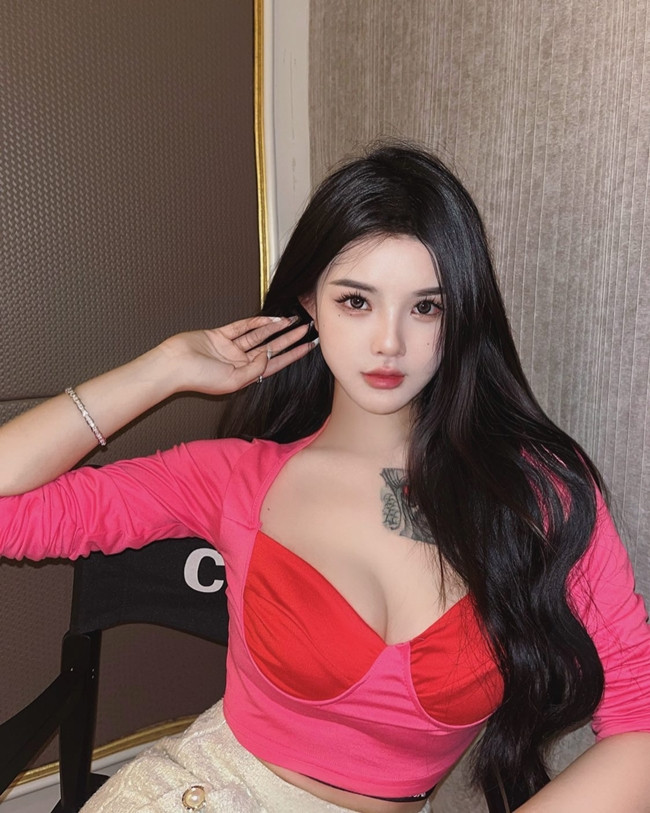 Gương mặt Xia Yuan xinh đẹp như búp bê. Đôi mắt to tròn cùng nụ cười rạng rỡ.