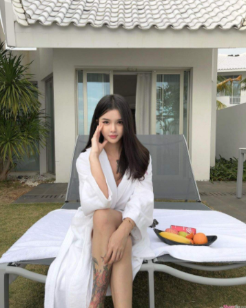 Thay vì những hình xăm nhỏ xinh các cô gái trẻ lại táo bạo với hình xăm lớn, không dễ để che giấu.