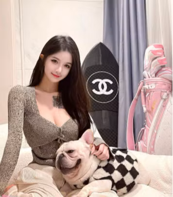 Người ta nhận xét dù xăm hình như Xia Yuan vẫn nổi bật với sự quyến rũ, nữ tính.