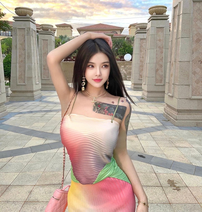 Xia Yuan có nước da trắng, phát sáng như cẩm thạch trắng.