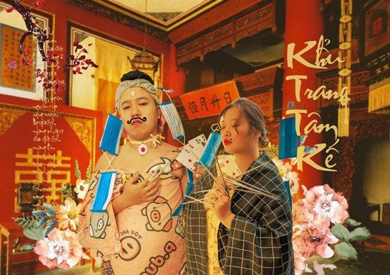 Còn cô giáo mầm non Hương Giang thì kể về chồng rằng: "Được cái chồng mình cũng vui tính, chiều vợ, sẵn sàng làm mẫu cho những bộ ảnh độc đáo của vợ nên hai đứa kết hợp rất ăn ý, cho ra đời nhiều bộ ảnh vui nhộn".