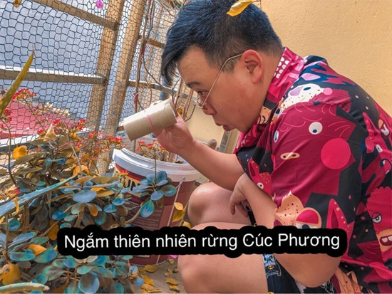 Hôm trước thì cosplay theo concept hậu cung, biến mình thành soái ca vạn người mê. Hôm nay lại cho chồng vi vu xuyên Việt qua bộ ảnh này. Đạo cụ có sẵn ở nhà hết, hai đứa mày mò chụp ảnh vui lắm". Anh Việt Hoàng kể thêm.