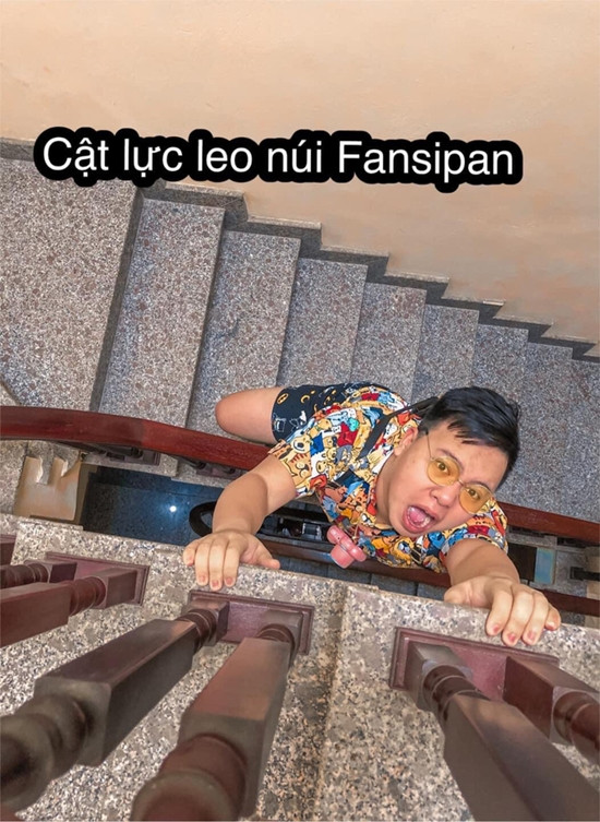 Theo lời kể của anh Việt Hoàng, cô giáo mầm non Hương Giang (vợ anh), vì ở nhà lâu không đi dạy nên cô rất nhớ nghề. Tận dụng thời gian rảnh rỗi liền soạn ra nhiều ý tưởng và nhờ chồng làm mẫu chụp hình.