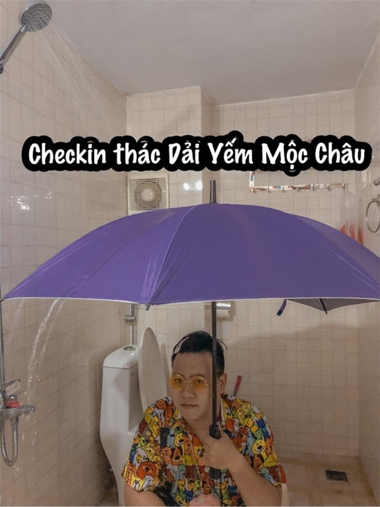Anh chồng tên Việt Hoàng lần lượt tái hiện những địa danh khắp cả nước ngay trong căn nhà của mình như chiếc vòi hoa sen đang đổ nước xối xả... có thể hô biến thành thác Dải Yếm (Mộc Châu)...