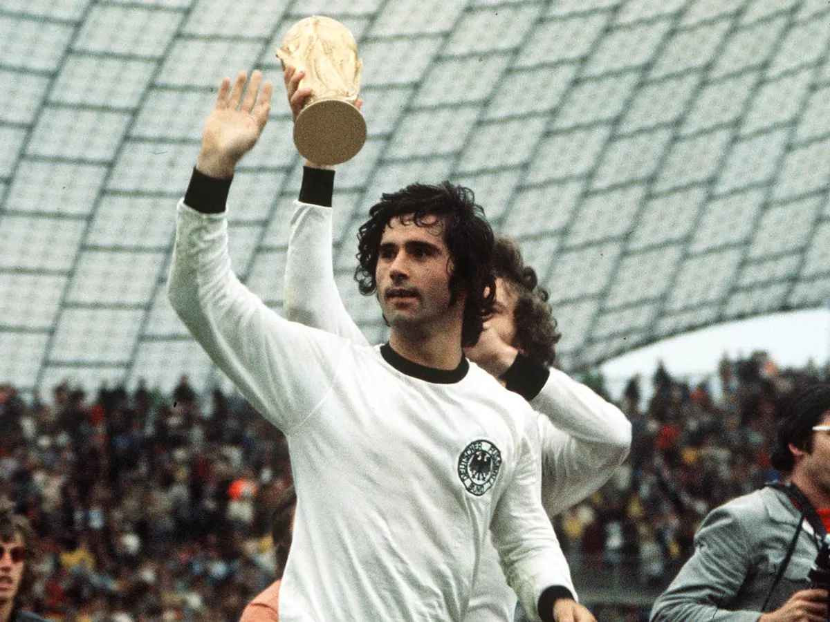 Vị trí thứ ba cũng thuộc về một tuyển thủ Đức là Gerd Muller, nhà vô địch World Cup 1974.