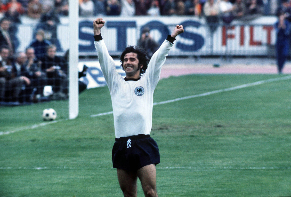 Tại World Cup 1970 Gerd Muller có hai cú hat trick vào lưới Hungary và Peru. Huyền thoại bóng đá Đức chỉ dự hai VCK World Cup, đá 13 trận và ghi 14 bàn.