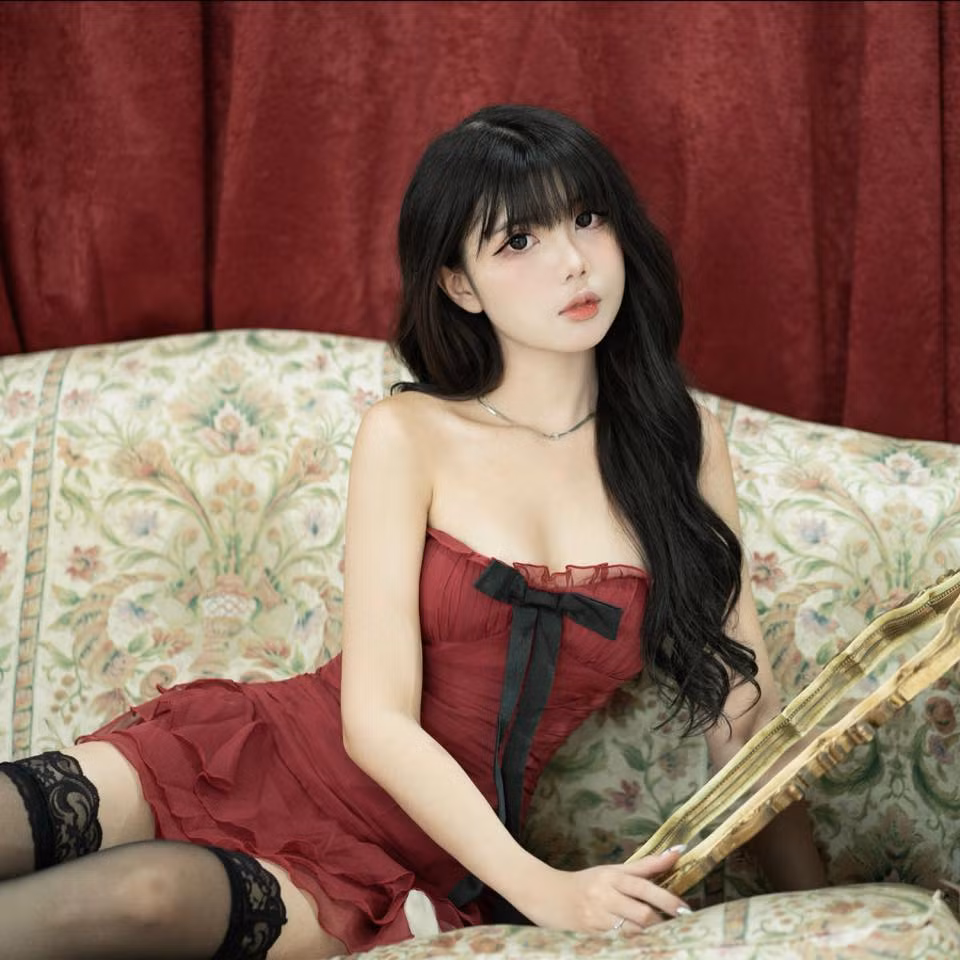 Cũng tại đây, Boo không tránh khỏi phản ứng trái chiều từ cộng đồng mạng. Cụ thể, đang say sưa tư vấn, nữ streamer nhận ra một bình luận: "Nhìn mặt không ưa". Ngay lập tức, gái xinh phản pháo gắt: "Mặt m thì ai nhìn cũng ưa đó, tu phước đức đi".