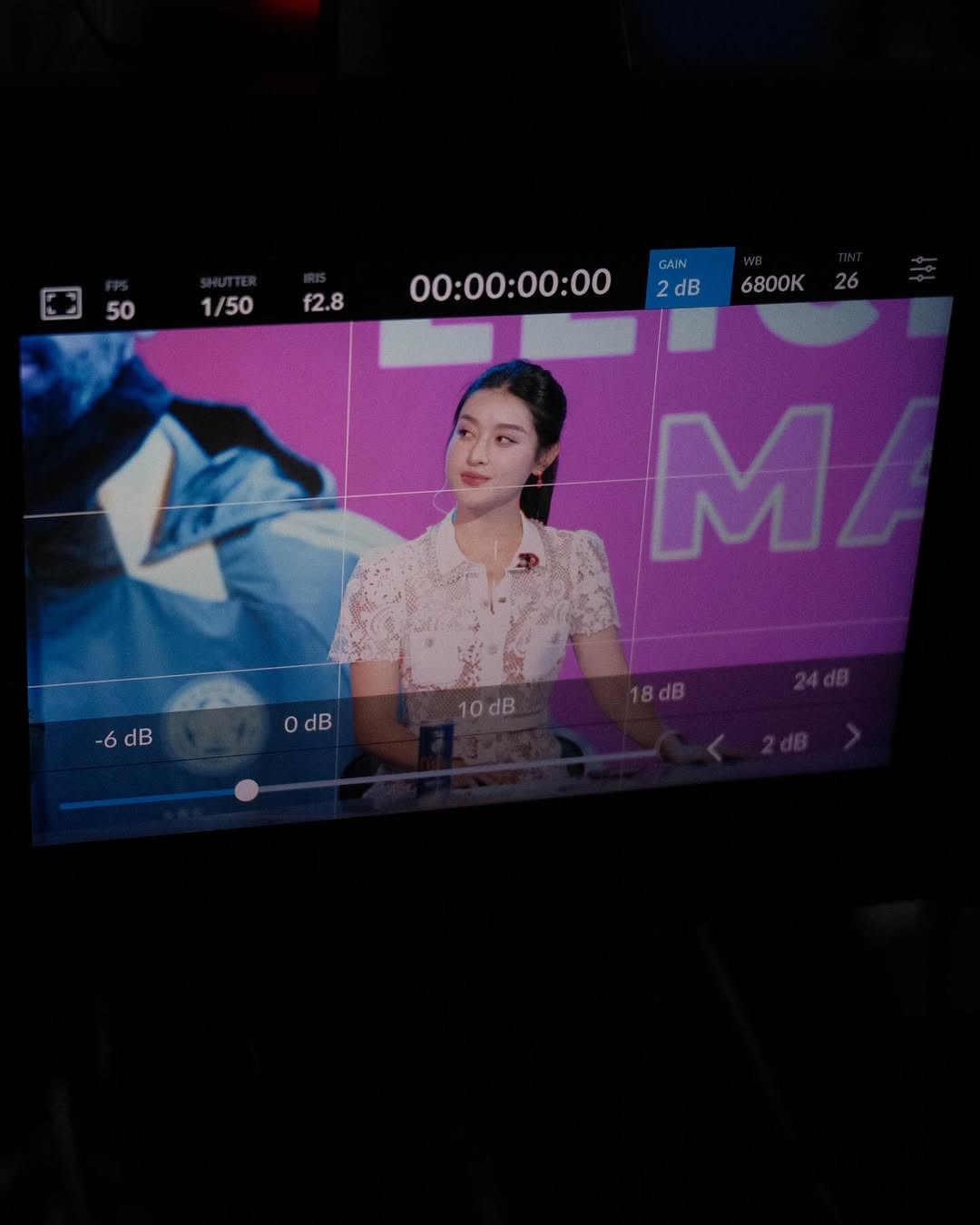 Từng cử chỉ, góc mặt của Huyền My được fan đánh giá vô cùng sang trọng và chuyên nghiệp khi lên sóng.