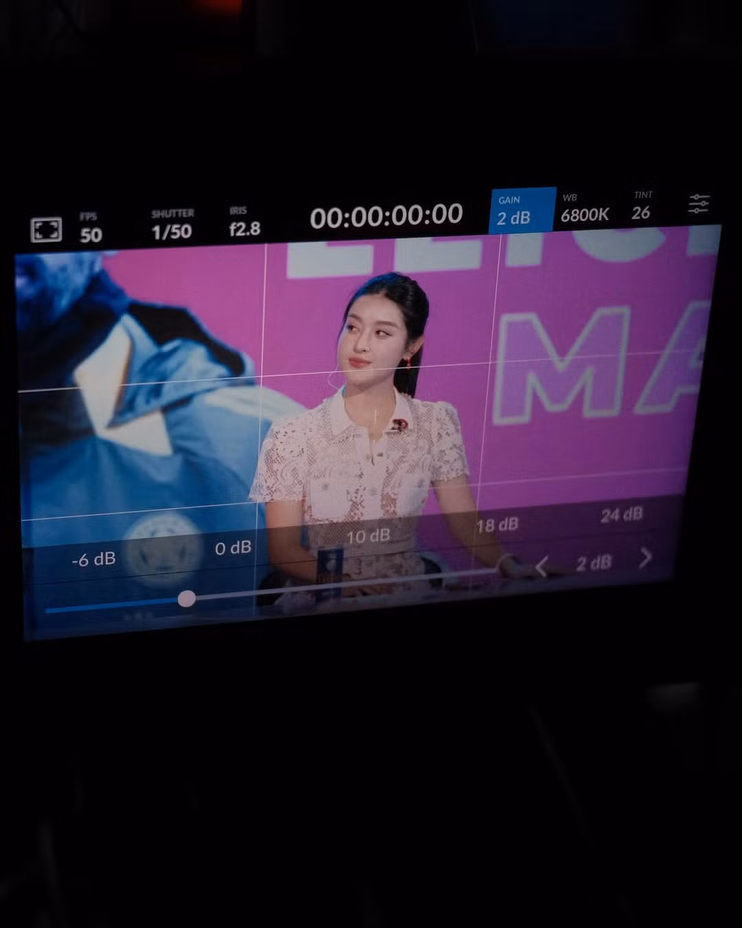 Từng cử chỉ, góc mặt của Huyền My được fan đánh giá vô cùng sang trọng và chuyên nghiệp khi lên sóng.