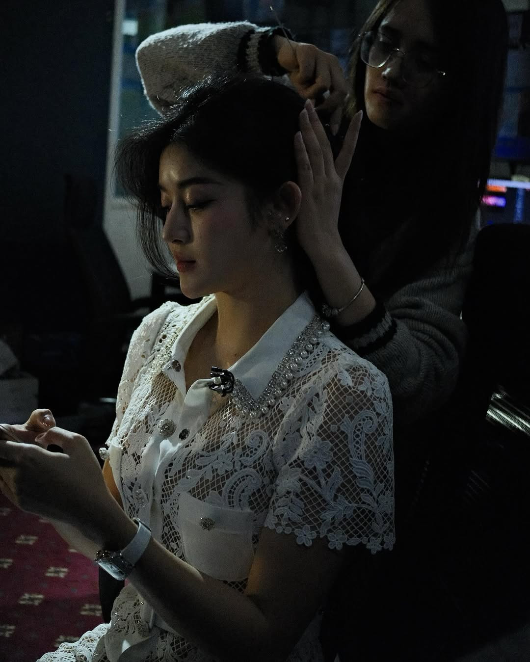 Huyền My chụp lại những công đoạn chuẩn cho bản thân trước khi lên sóng dẫn chương trình thể thao vào ngày Chủ nhật cuối cùng của năm 2024.