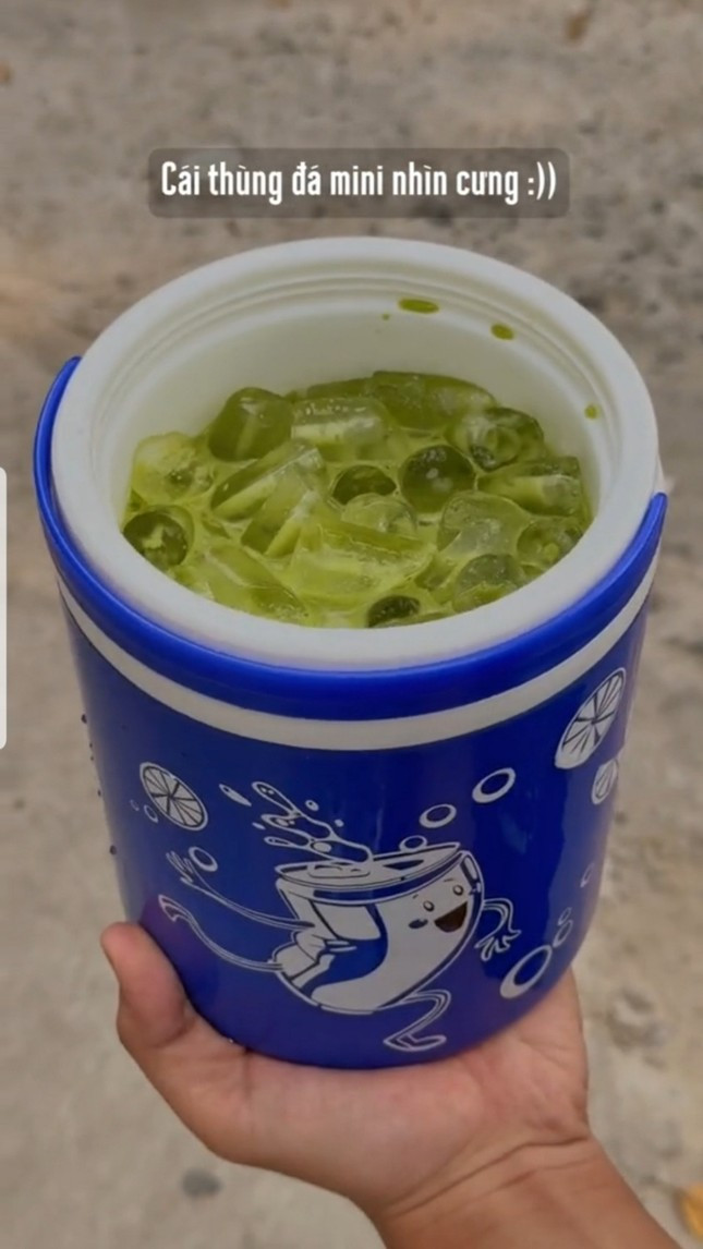 Theo tìm hiểu, trend này được một cửa hàng nằm tại Quận 1 (TP.HCM) là nơi khởi đầu. Đúng y như tên gọi, trà sữa sẽ được đựng trong một chiếc thùng đá mini vô cùng xinh xắn.