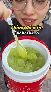 Sức hút của chiếc thùng đá mini vô cùng đáng yêu đã khiến nhiều người sẵn sàng xếp hàng vài tiếng đồng hồ để có thể “bắt trend”.