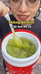 Sức hút của chiếc thùng đá mini vô cùng đáng yêu đã khiến nhiều người sẵn sàng xếp hàng vài tiếng đồng hồ để có thể “bắt trend”.