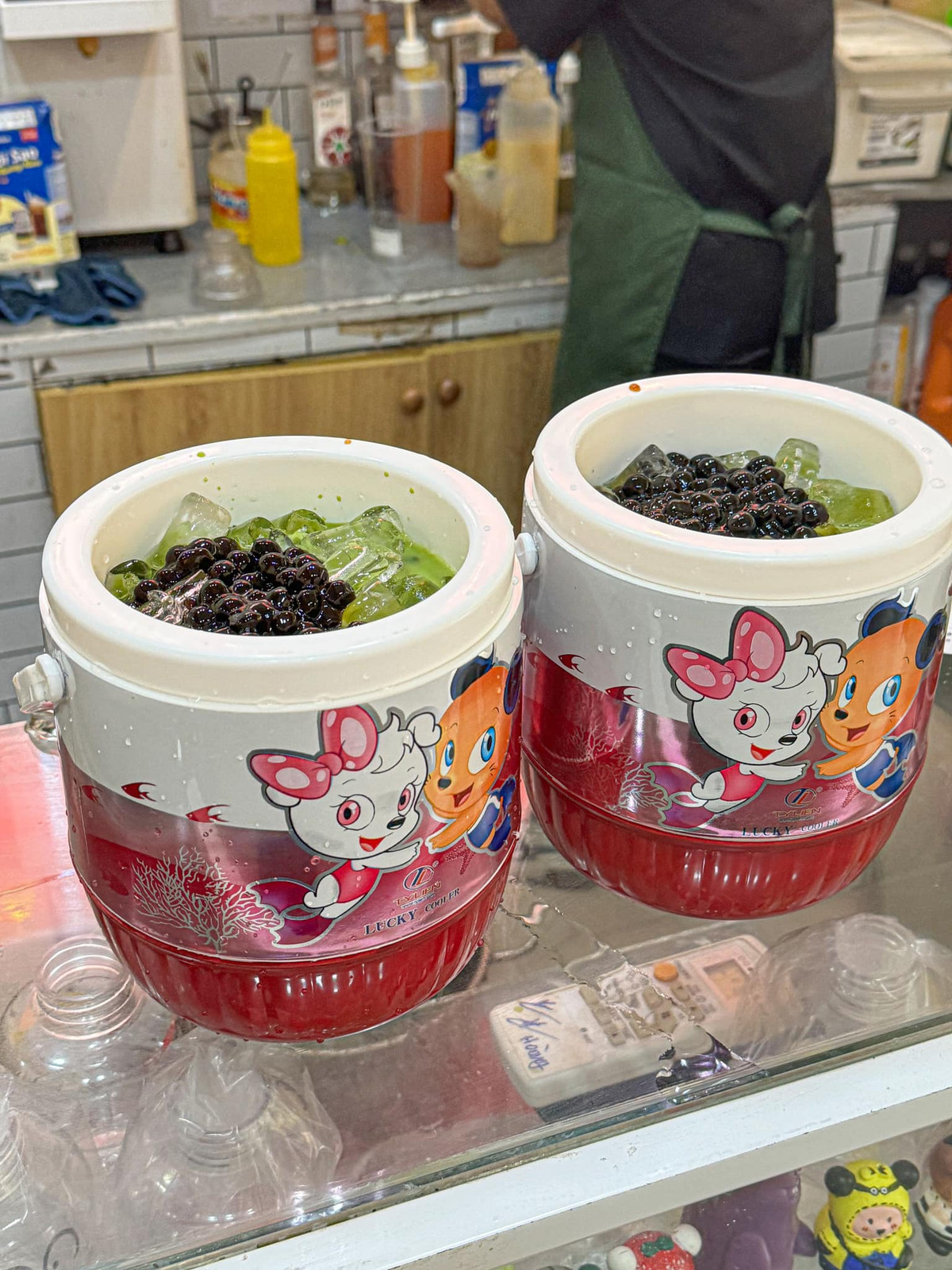 Được biết, chỉ với 65.000 đồng các teen đã có thể sở hữu chiếc thùng đá mini đã được fill đầy trà sữa và topping, 2 người uống là no căng bụng.