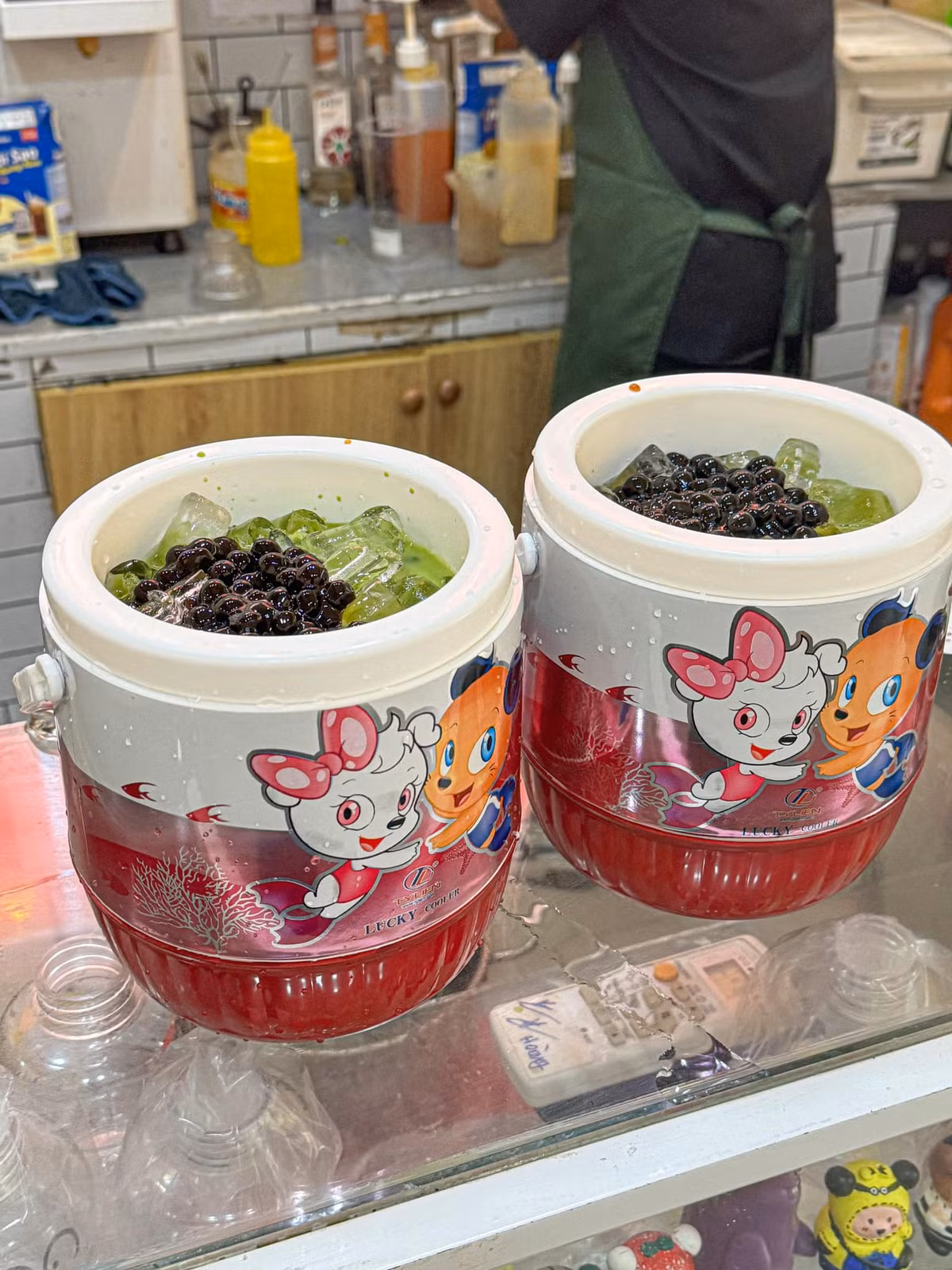 Được biết, chỉ với 65.000 đồng các teen đã có thể sở hữu chiếc thùng đá mini đã được fill đầy trà sữa và topping, 2 người uống là no căng bụng.