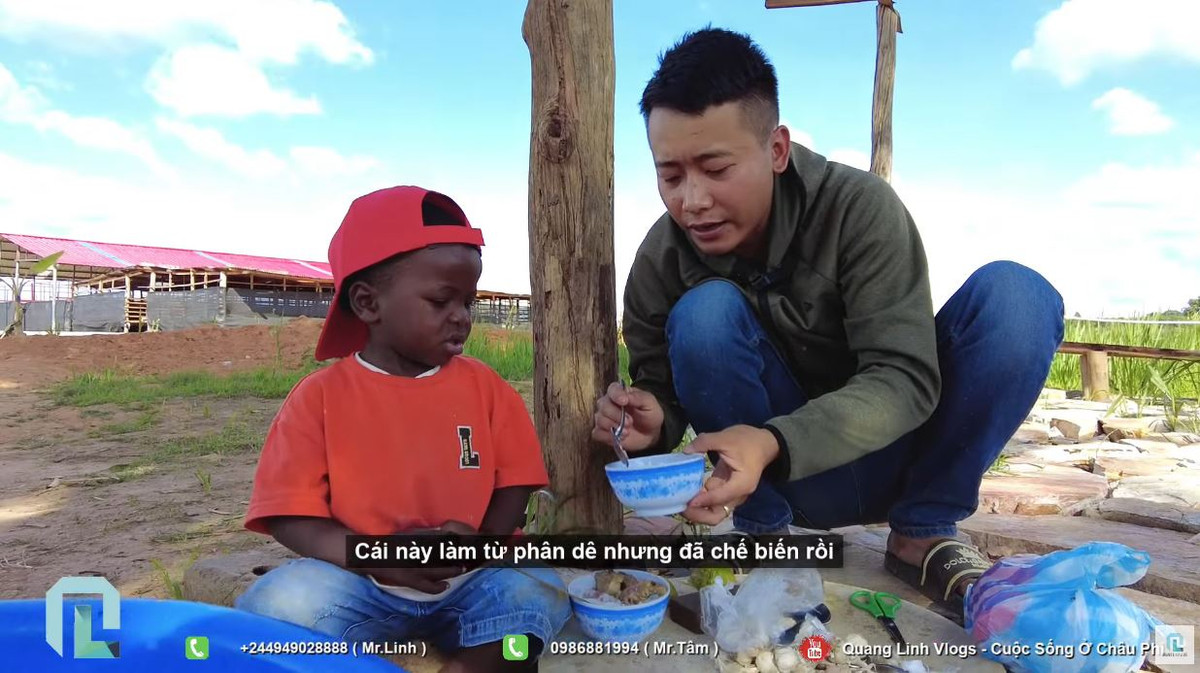 Chưa dừng lại, Quang Linh còn trêu Lôi Con rằng đây là món ăn được làm từ "phân dê" khiến cậu bé phải "xanh mặt".