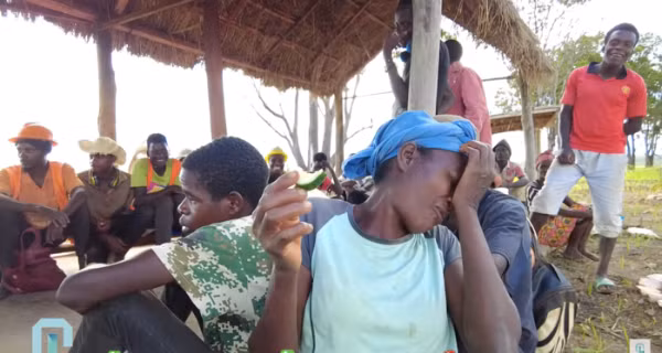 Ngay cả khi được Quang Linh thuyết phục "ngon mà, ăn như chấm với muối vậy", nhiều người vẫn "đầu hàng" vì ăn không quen, liên tục lắc đầu bảo "thối lắm".