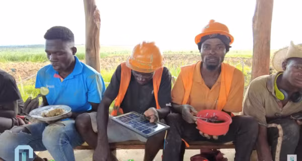 Tuy nhiên, vẫn có một số anh em công nhân "thẩm" được độ ngon của mắm tôm nên ăn rất nhiệt tình.