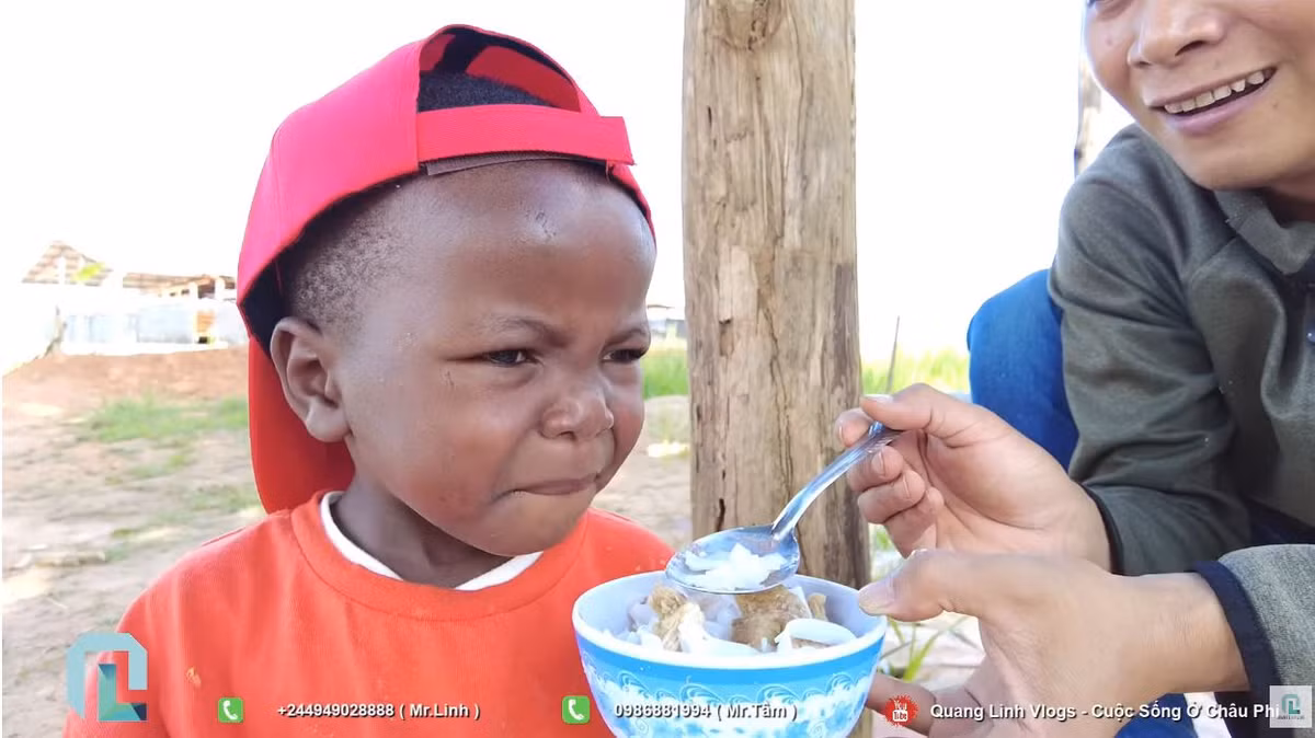 Thông qua đây, hiện tượng mạng Quang Linh Vlogs vừa muốn truyền bá ẩm thực Việt vừa muốn xem phản ứng của người dân khi lần đầu chấm thử mắm tôm.