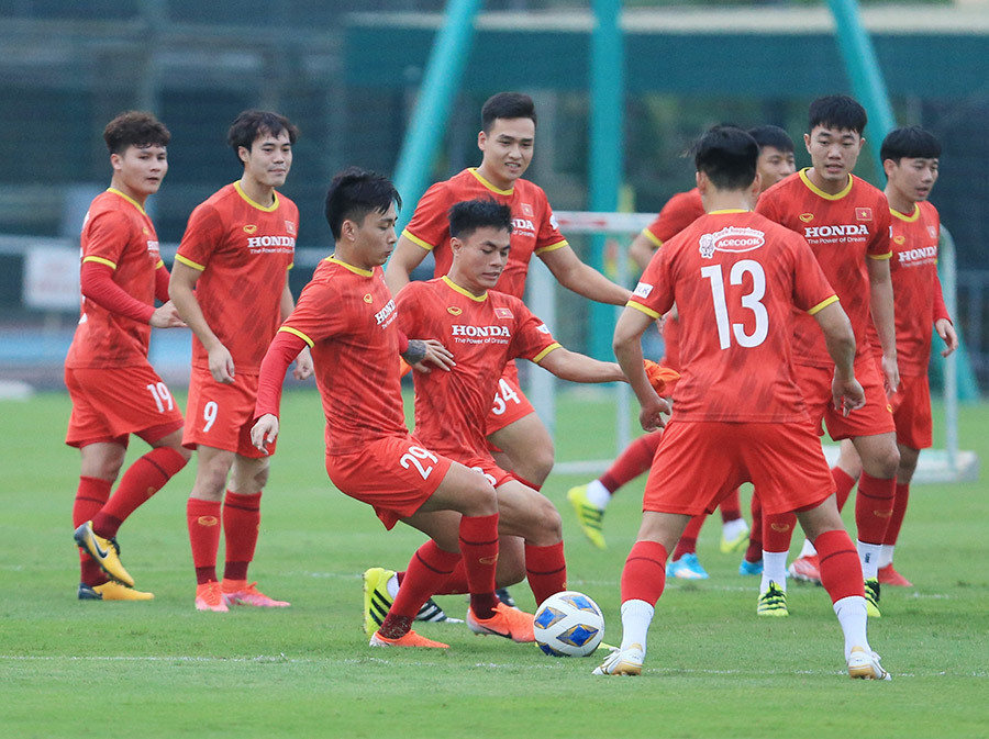 Tất cả cũng tỏ ra háo hức trước trận gặp Trung Quốc. Trận đấu này diễn ra vào ngày 7/10 tại Sharjah (UAE). Sau 2 lượt trận ở bảng B, cả tuyển Việt Nam và Trung Quốc đều chưa có điểm số nào.