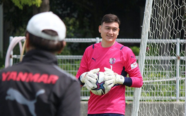 Khác với các đồng đội trong nước được nghỉ 1 tuần về bên gia đình, ngay sau trận đấu với Australia, Đặng Văn Lâm phải tức tốc trở về CLB Cerezo Osaka vì chuỗi ngày FIFA Day đã kết thúc.