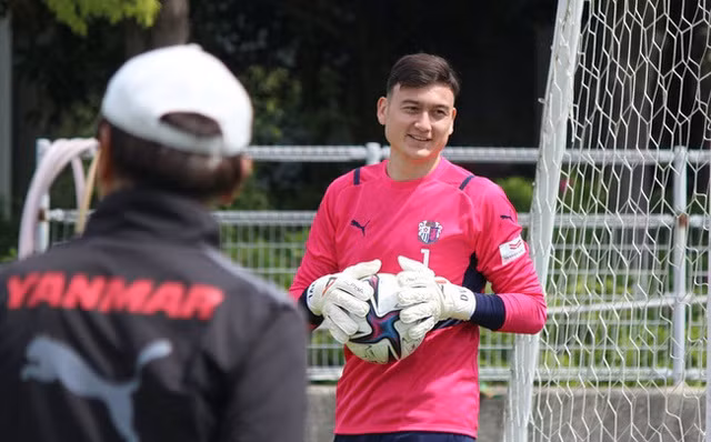 Khác với các đồng đội trong nước được nghỉ 1 tuần về bên gia đình, ngay sau trận đấu với Australia, Đặng Văn Lâm phải tức tốc trở về CLB Cerezo Osaka vì chuỗi ngày FIFA Day đã kết thúc.