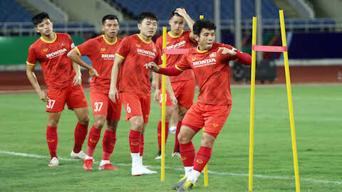 Tuy nhiên, chỉ có các cầu thủ đội tuyển Việt Nam ở Hà Nội được về thăm vợ con, trong khi những cầu thủ ở phía Nam đành phải ở lại đội tuyển vì không có chuyến bay.