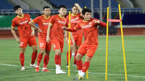 Tuy nhiên, chỉ có các cầu thủ đội tuyển Việt Nam ở Hà Nội được về thăm vợ con, trong khi những cầu thủ ở phía Nam đành phải ở lại đội tuyển vì không có chuyến bay.