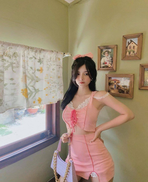  Hot girl Sài Thành, Ann Dâu tên thật là Đỗ Khánh An, sinh năm 1997, cô bạn đang theo học tại trường THPT Trưng Vương.