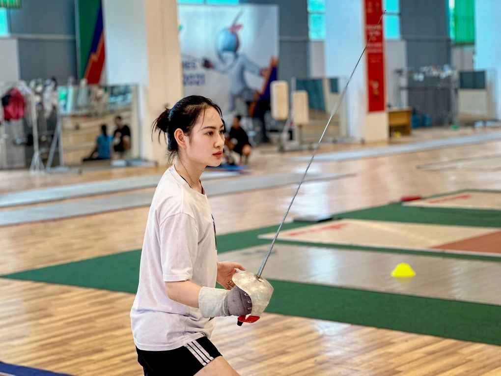 Lê Minh Hằng (SN 1998, Hà Nội) là vận động viên thi đấu ở nội dung kiếm chém. Cô từng gây chú ý với vẻ ngoài xinh đẹp không kém cạnh hot girl mạng và thành tích nổi bật tại các kỳ SEA Games