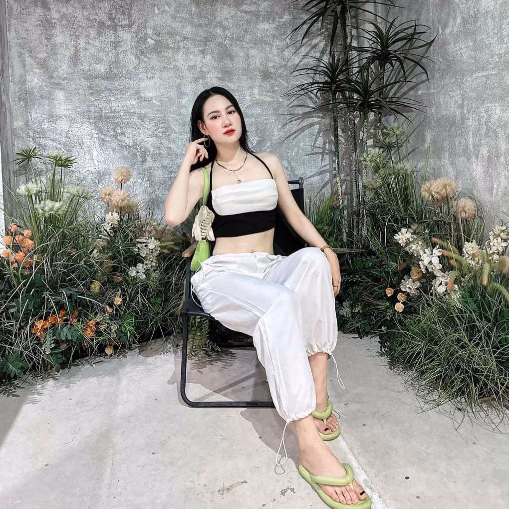 Năm 2020, khi đang ở đỉnh cao sự nghiệp, Minh Hằng quyết định tổ chức đám cưới cùng bạn trai tên Trịnh Minh Anh.