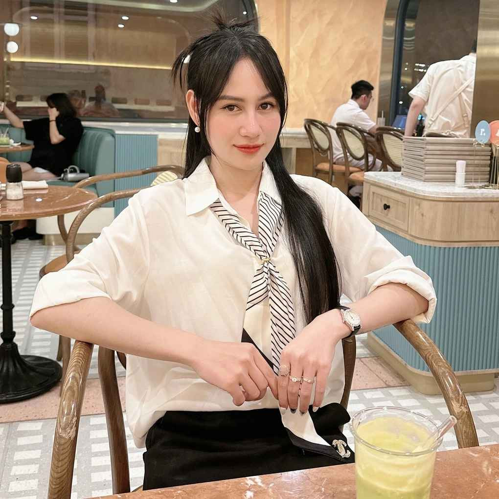 Về với cuộc sống đời thường, Minh Hằng được thỏa sức sáng tạo, thể hiện bản thân qua phong cách thời trang cá nhân. Cô nàng sinh năm 1998 không ngại diện những trang phục có thiết kế lạ mắt, cá tính