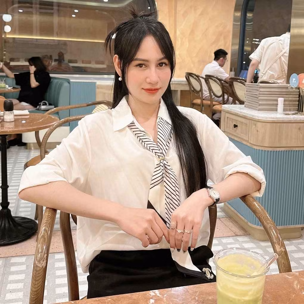 Về với cuộc sống đời thường, Minh Hằng được thỏa sức sáng tạo, thể hiện bản thân qua phong cách thời trang cá nhân. Cô nàng sinh năm 1998 không ngại diện những trang phục có thiết kế lạ mắt, cá tính