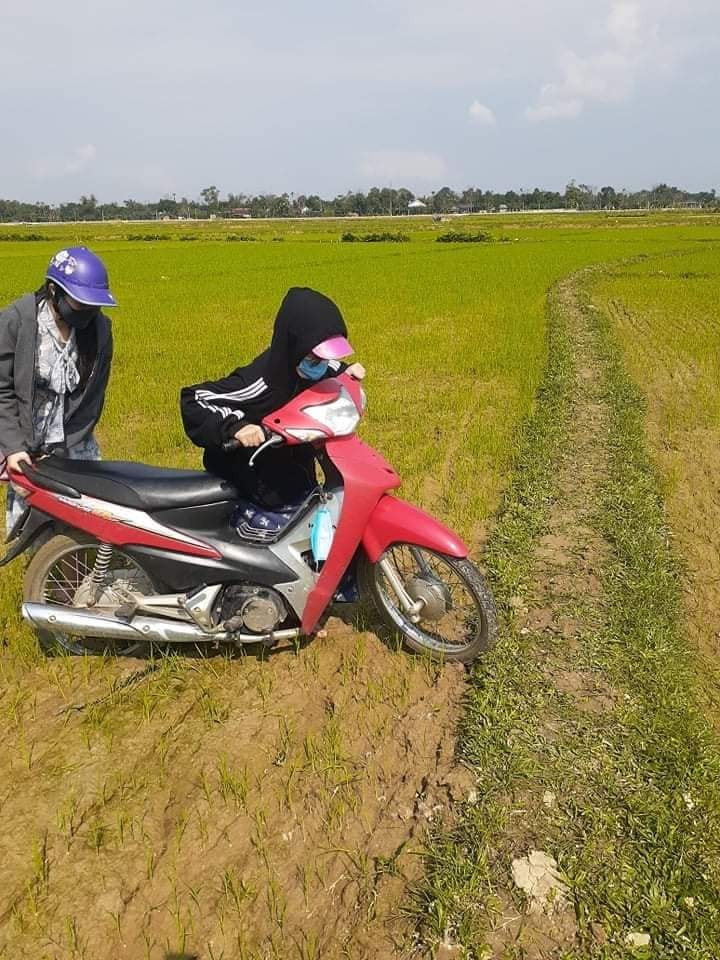 Pha xử lý lao xe xuống ruộng của hai cô gái ngay lập tức thu hút sự chú ý của dân mạng. Phía dưới bài viết, vô vàn những bình luận vừa thương nhưng cũng không kím nén được cơn cười của netizen được để lại.