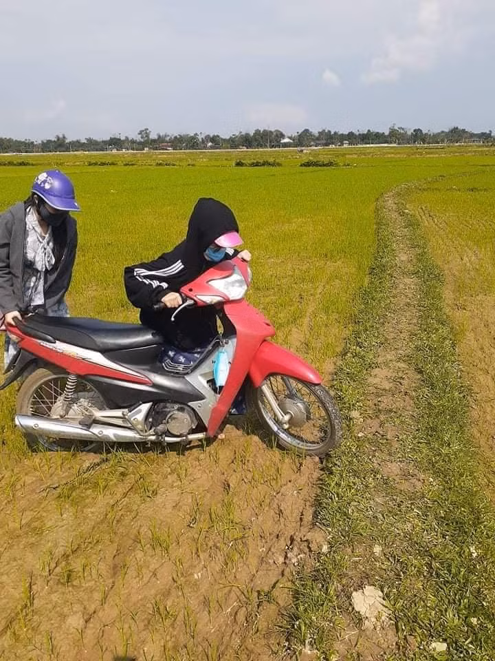 Pha xử lý lao xe xuống ruộng của hai cô gái ngay lập tức thu hút sự chú ý của dân mạng. Phía dưới bài viết, vô vàn những bình luận vừa thương nhưng cũng không kím nén được cơn cười của netizen được để lại.