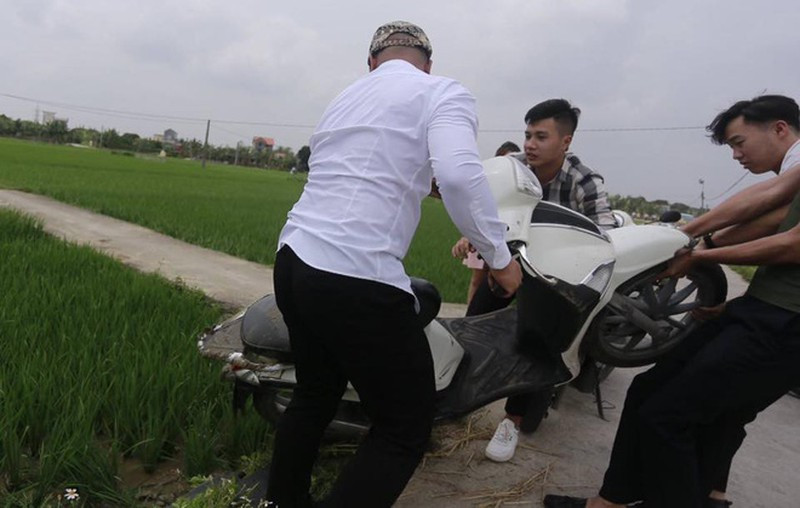 Đang lái xe nhưng tay mải chơi đùa là một tác nhân khiến không ít lần các nhiều bạn trẻ trở thành trò cười cho dân mạng bởi những màn "vồ ếch" xuống ruộng".