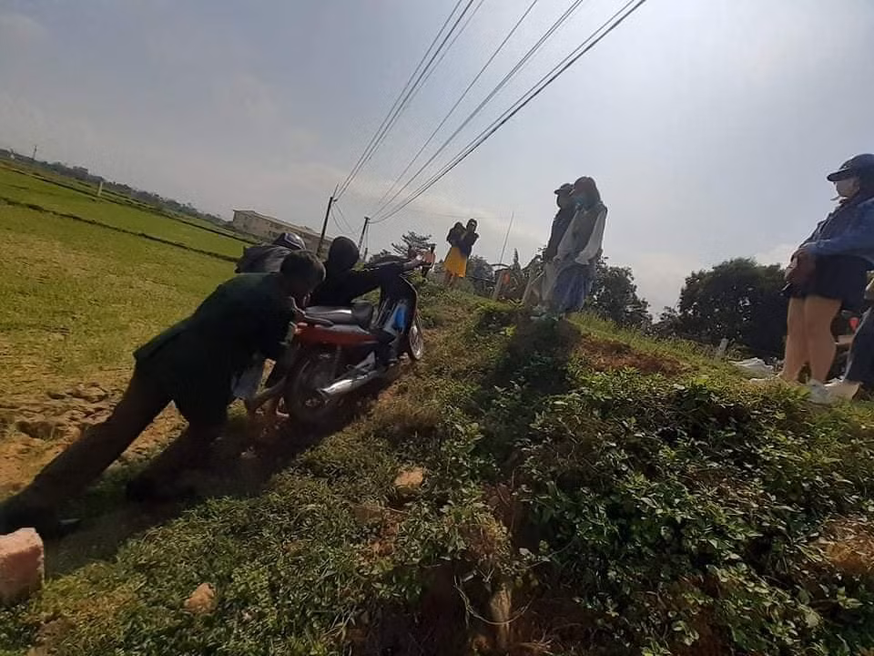 Cụ thể, một số dân mạng để lại bình luận: "Niềm tin đã vỡ tan rồi, tình chị em chắc có bền lâu?" hay "Nhìn cảnh này hài thật, chắc lần sau người bạn sẽ không bao giờ được phép cầm lái".