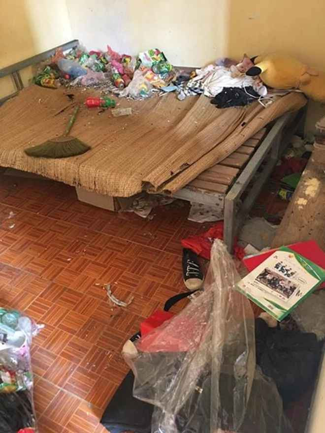 Chưa hết, căn bếp phủ đầy bụi vì chủ nhân có vẻ không nấu nướng, dọn dẹp, rác chất đống lên gần bàn bếp đủ các thể loại túi nilon, hộp đồ ăn…