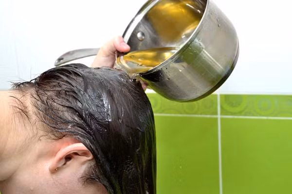 Việc gội đầu khá quan trọng, nó không chỉ là việc vệ sinh cá nhân mà còn là sức khỏe của chính chủ nhân. Ảnh minh họa.