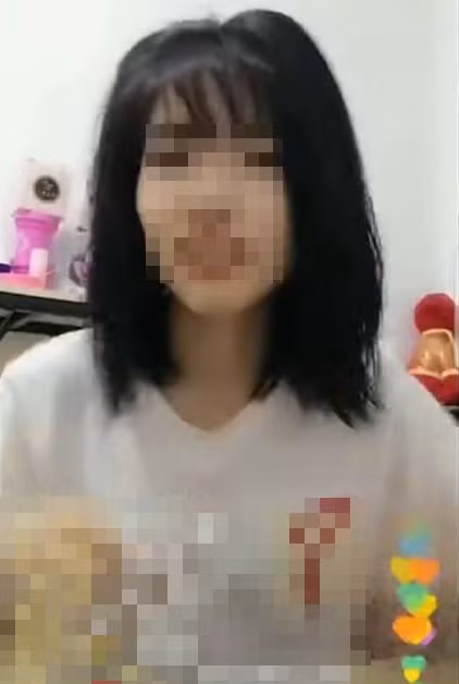 Chứng kiến thử thách kinh dị của cô gái trẻ Trung Quốc, dân mạng để lại những bình luận: "Mau nhìn quả đầu toàn bết dính kia đi, chấy còn không muốn sống" hay "Tóc đã lên men chưa vậy? Sống với cái đầu này trong 100 ngày mà cô ta cũng ăn, ngủ được à? Không thể tưởng tượng được".