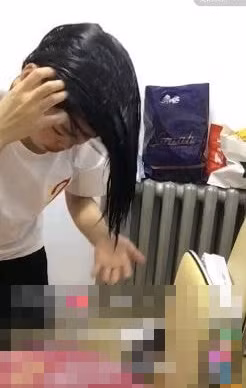 Theo chia sẻ,cCô này gội đến lần thứ 3 mà tóc vẫn dầu gội đầu vẫn chưa thể lên bọt, còn chậu nước gội thì đục ngầu.