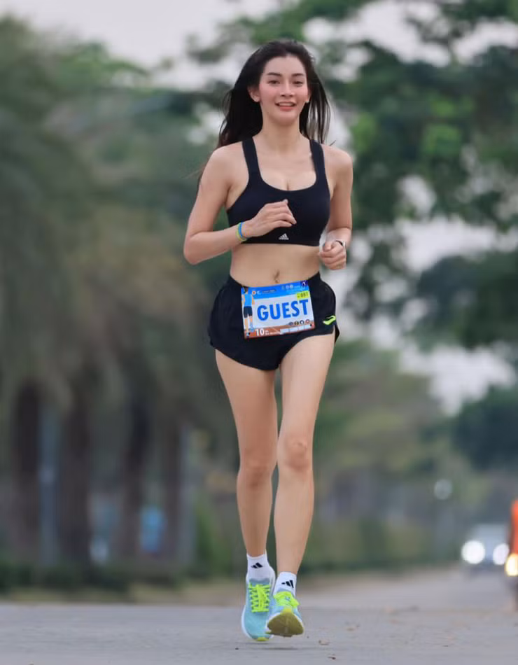 Porntaprewee Sripreserth, hay còn gọi là “Eye”, đã gây sốt mạng xã hội ở Thái Lan nhờ phong cách thời trang gợi cảm và sự cống hiến cho bộ môn chạy bộ (marathon).