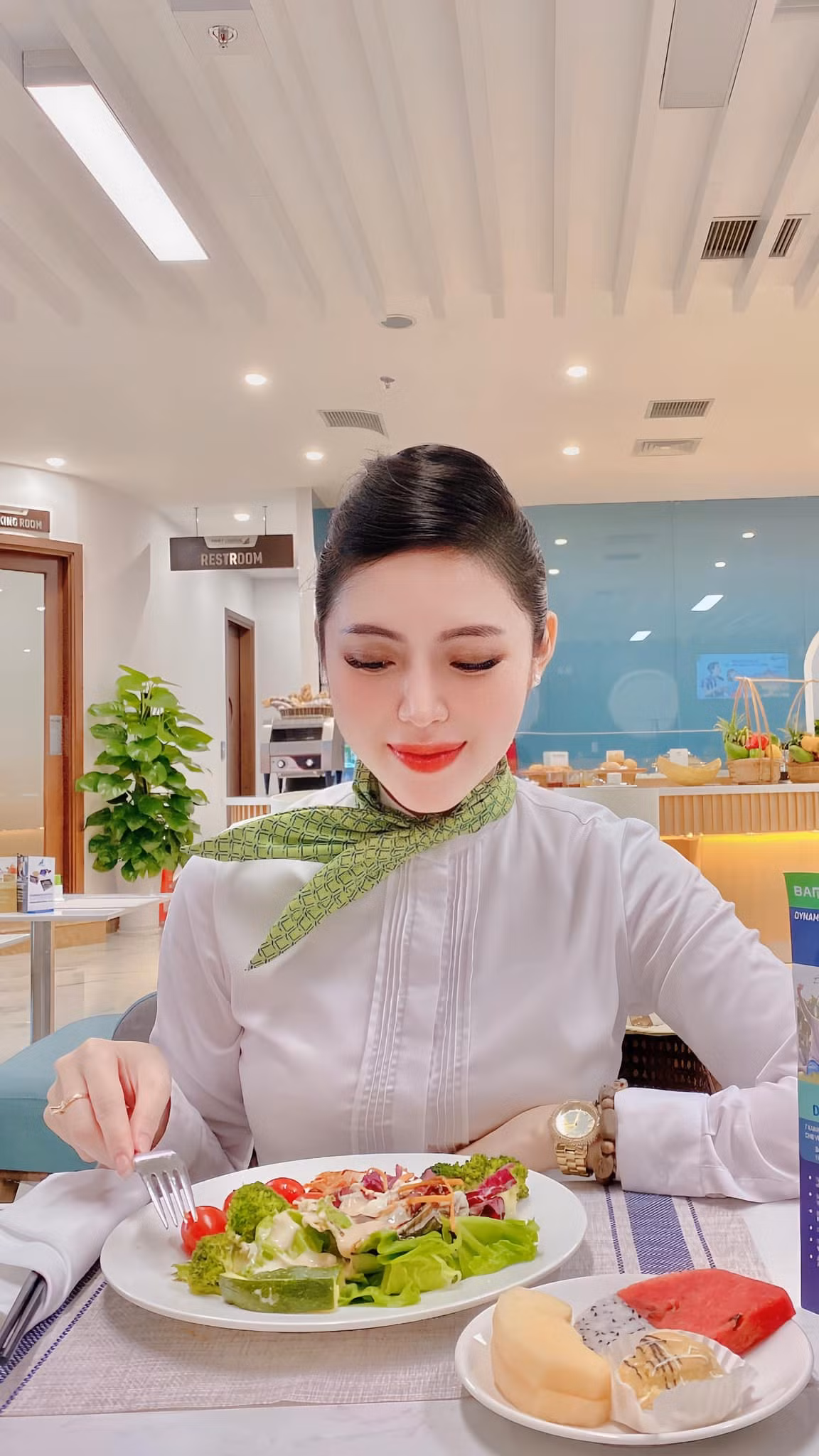 Được biết, chị Hằng đang "gây bão" là nữ tiếp viên hàng không Phan Quế Chi.