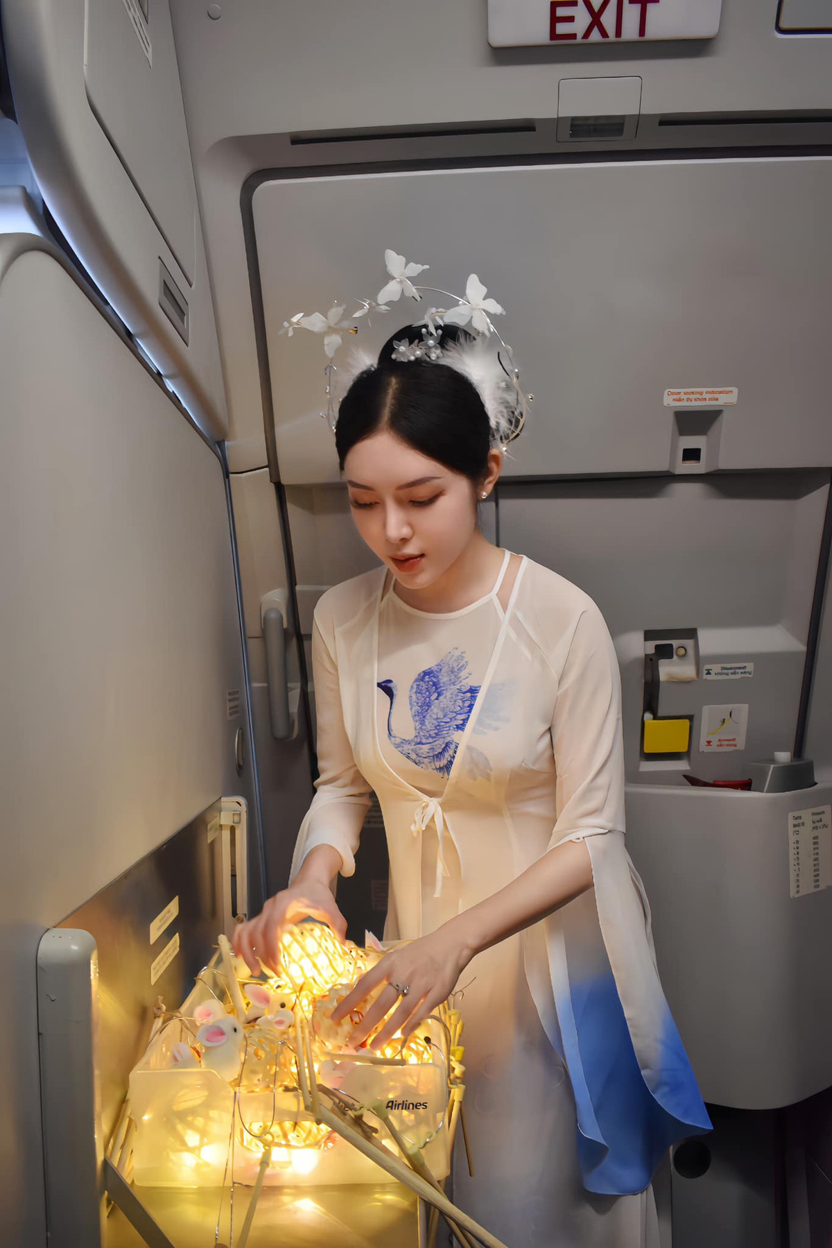 Rất nhiều bình luận để lại bày tỏ sự rung động trước vẻ đẹp của cô gái đóng vai chị Hằng Nga, đồng thời lũ lượt xin info.