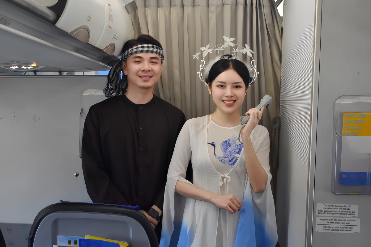 Mạng xã hội hiện đang chia sẻ rần rần hình ảnh một chị Hằng Nga vô cùng xinh đẹp cùng Chú Cuội đi phát quà cho khách hàng trên chuyến bay.