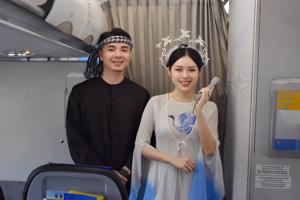Mạng xã hội hiện đang chia sẻ rần rần hình ảnh một chị Hằng Nga vô cùng xinh đẹp cùng Chú Cuội đi phát quà cho khách hàng trên chuyến bay.